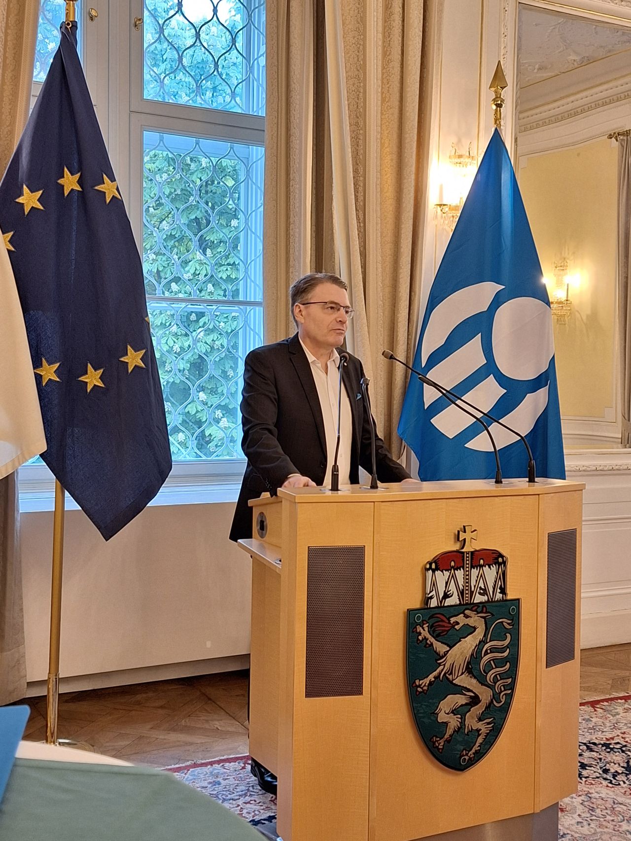 IOI President, Chris Field PSM, providing the commemoration speech for the presentation of the Golden Order of Merit to former IOI Secretary General, Minister Werner Amon.